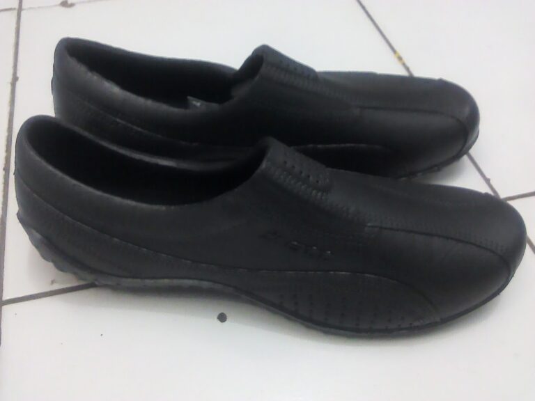 Sepatu Karet Karyawan Pabrik Karawaci #1 Harga Supplier • 0823 3229 6177 (Hildan)